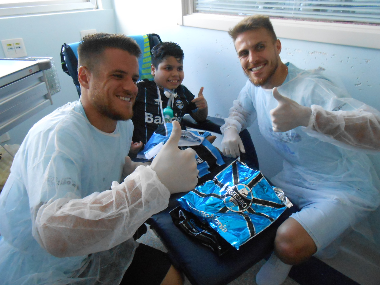 Ramiro e Bressan , como sempre fazem quando são solicitados, dando um show de solidariedade , carinho, paixão e esperança. Na última sexta fomos visitar Bernardo que tem 7 anos e há 6 faz tratamento no Hospital da Ulbra . Foi emocionante ver o carinho que estes dois craques proporcionaram a este menino e seus pais.