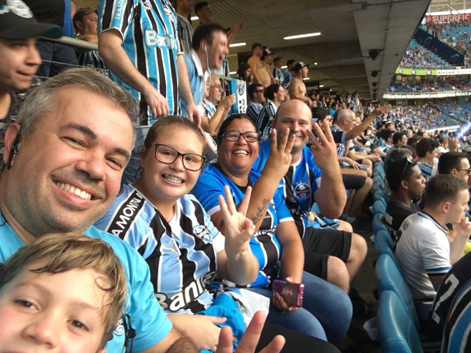 Isabella está recuperada e pronta para aproveitar a vida. E um dos seus desejos depois de ganhar a camiseta do Grêmio era ir ao um jogo do Tricolor na Arena. E escolha não poderia ter sido melhor. Isabella e seus pais vibraram muito com a goleada de 3 x 0 m Grenal e ainda de quebra conheceram Renato Portaluppi. A ação contou com os voluntários Marcelo Bicca e João Antônio Bicca.