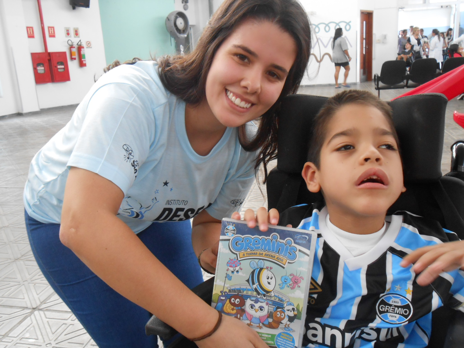 Gabriel faz tratamento na Kinder. Ele ganhou sua camiseta do Grêmio na véspera de um final de semana muito importante, afinal o menino pode se tornar no domingo campeão gaúcho. Gabriel ganhou o manto tricolor da voluntária Vanessa Frtzen.