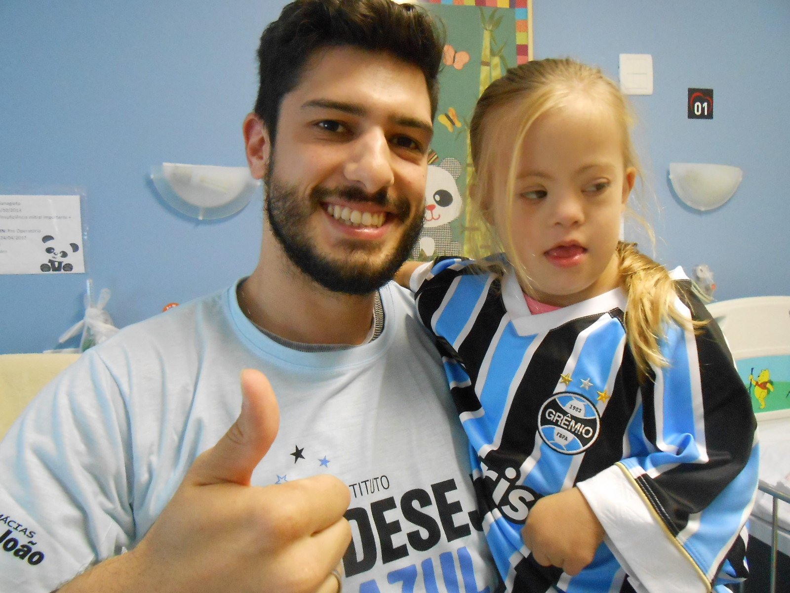 Isabela é de Passo Fundo e faz tratamento no Instituto de Cardiologia. É linda, uma tricolinda ! Uma simpatia de menina, doce e querida. Estava radiante quando recebeu a camiseta do Grêmio do voluntário Jhonata Petersen. Agora vai fazer sua cirurgia abençoada pelo manto tricolor. Saúde sempre amada Isabela !