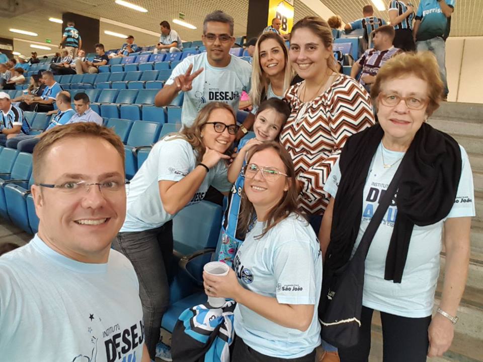 A querida gremista Mag merecia uma vitória de goleada na sua primeira vez que foi na Arena. Isso porque é uma menina doce, simpática e muito alegre. E não seu outra. O Grêmio ganhou de 4 x 0 do Monagas da Venezuela. E Mag vibrou quatro vezes como nunca. A ação contou com a colaboração dos voluntários Carolina Olsen Rossato, Alexander Fleming , Adílson Roger Padilha, Fabiana da Silva Soares, Renata França e Gelci Carmen Rossato