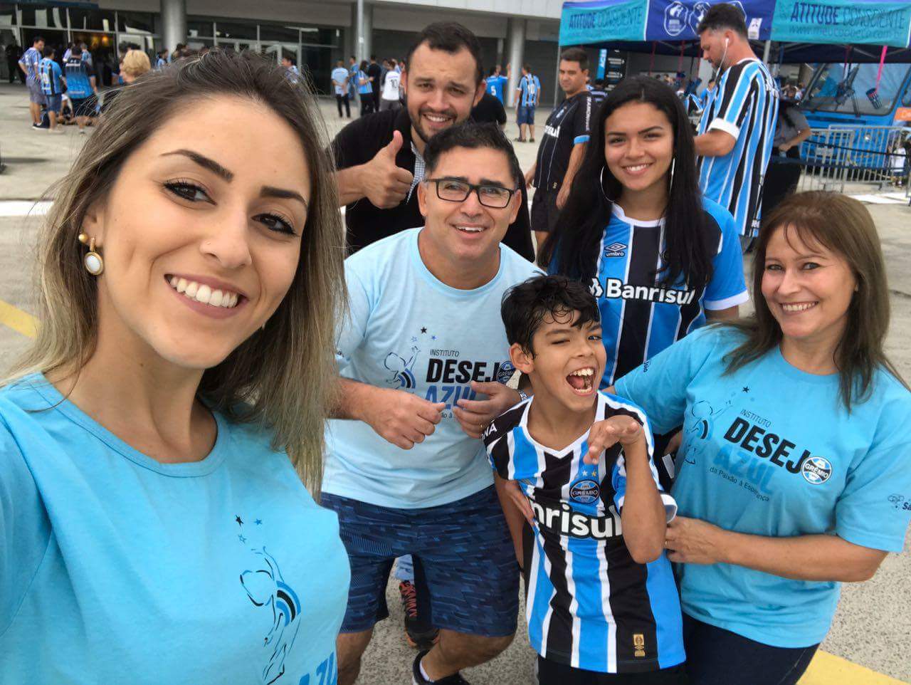 Gabriel que faz tratamento na AACD já tinha recebido sua camiseta do Grêmio. Faltava agora ir na Arena e ver o tricolor jogando de perto pela primeira vez. E não poderia ser melhor, pois Gabriel e seus pais viram o Imortal ganhar de 4 x 0 do Brasil de Pelotas e colocar a mão na taça do Gauchão. Participaram como voluntários Francini Oliveira, Elaine Fraga e Serginho Araújo.