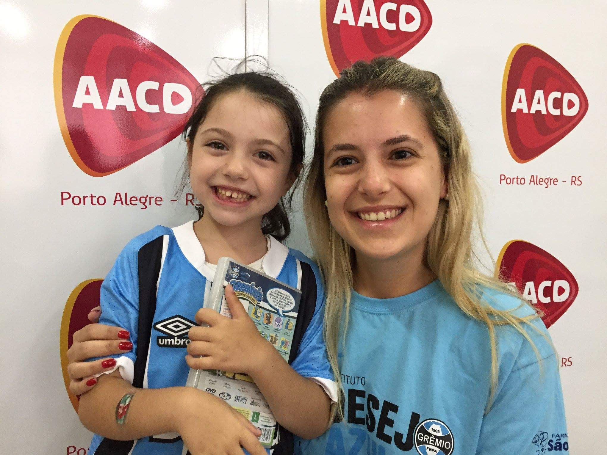 Magnólia, a Magui como é mais conhecida, é uma linda gremista que faz tratamento na AACD. Ela hoje a noite estará na torcida por mais um título do seu tricolor com a camiseta oficial do Grêmio que ganhou da voluntária Caroline Fraga.