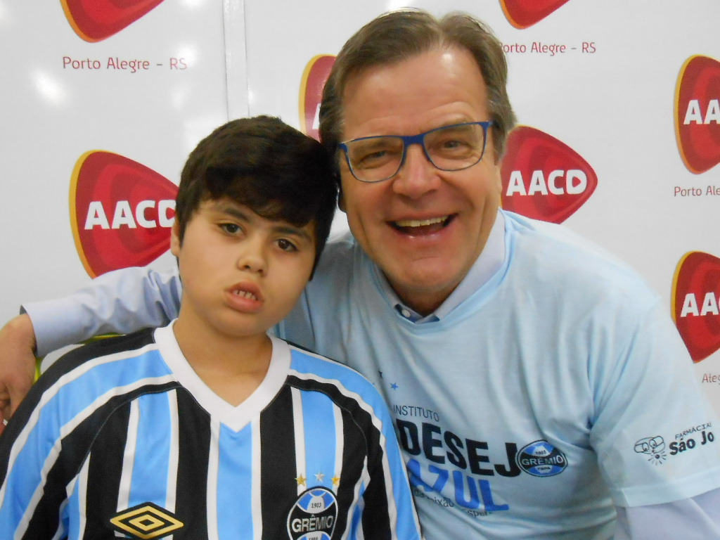 Lucas tem 16 anos e faz tratamento na AACD . Está nessa instituição desde pequeno e já teve sensíveis melhoras. Vibra muito com o Tricolor. Lucas agora vai estar com sua camiseta do Grêmio nova que ganhou do voluntário Marcos Herrmann torcendo e vibrando por mais títulos e vitórias.