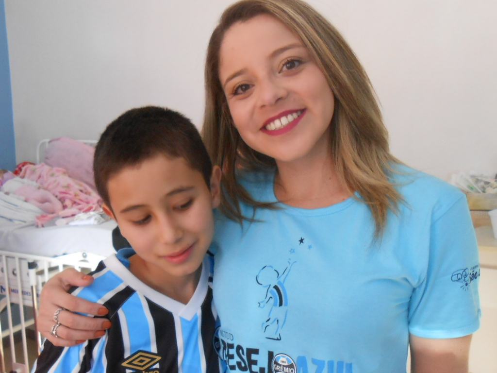 Gílson está fazendo tratamento no Instituto de Cardiologia. Em breve fará uma cirurgia que o deixará pronto para viver uma vida normal em Redentora, sua cidade natal. Ainda mais agora que ganhou uma força a mais com a camiseta oficial do Grêmio que ganhou da voluntária Priscila Baptista .