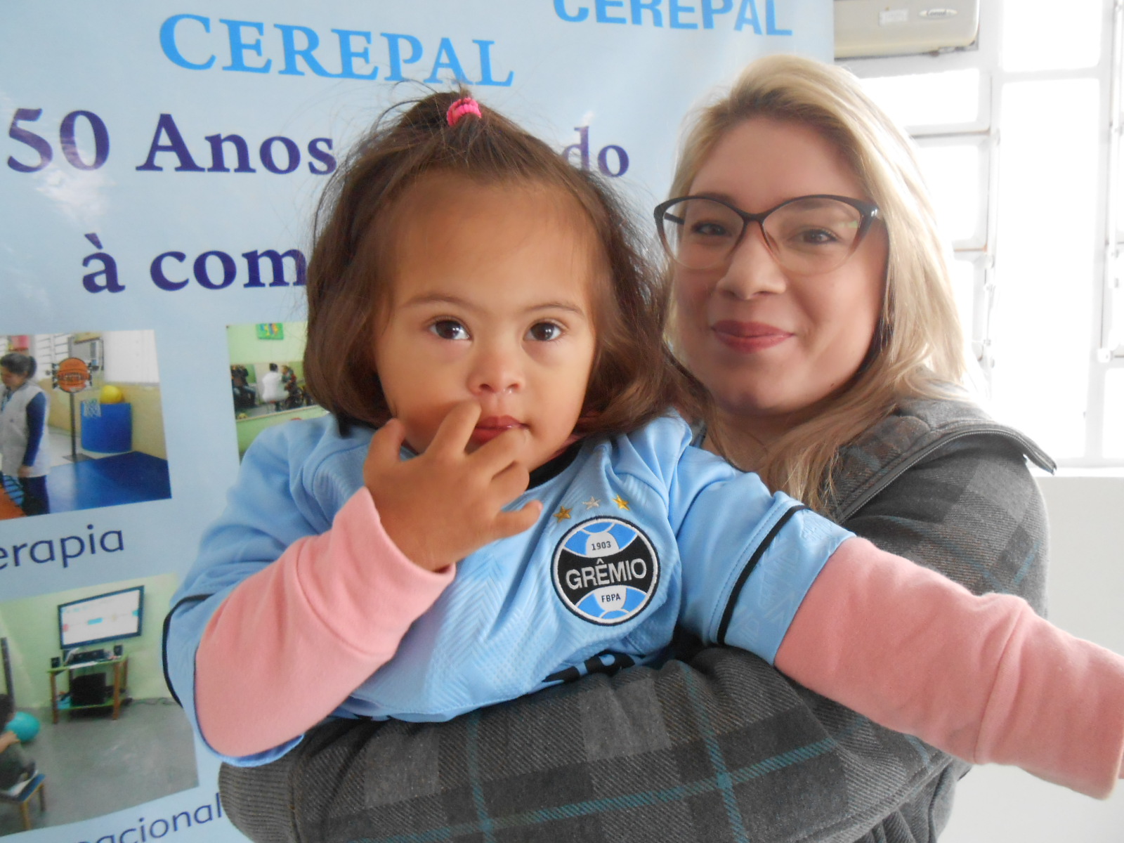 Kamille faz tratamento na Cerepal. Essa gracinha de gremista é adorável, linda e afetuosa. E nada melhor que retribuir o mesmo sentimento que ela passa para as pessoas com muito amor . Por isso com a colaboração da voluntária Morgana Volpi levamos a ela a camiseta oficial do Grêmio que ela vestiu com muita paixão.