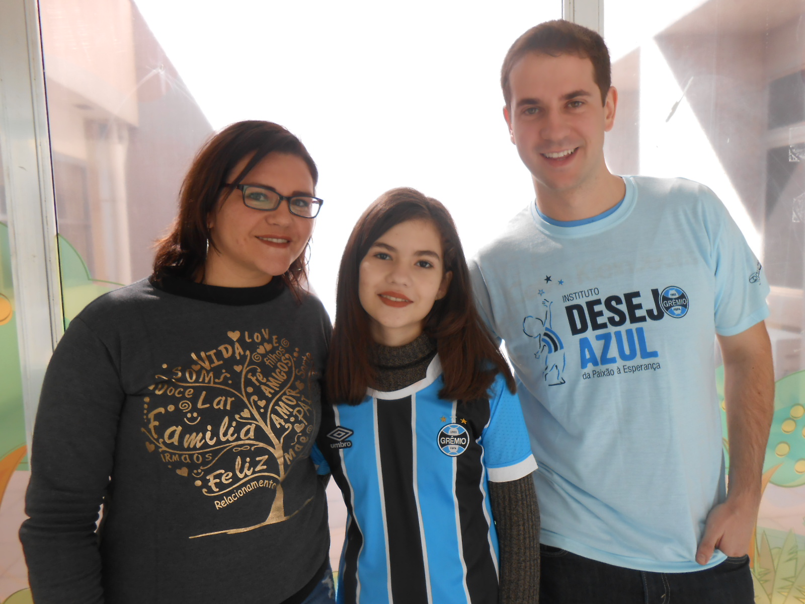 Marina faz atualmente consultas preventivas no Hospital de Clínicas. Se recupera dia a dia da sua enfermidade com muita garra e coragem de uma gremista. E com certeza agora com a camiseta oficial do Grêmio que ganhou do voluntário Luiz Arthur Peruzzo tudo ficará mais fácil.