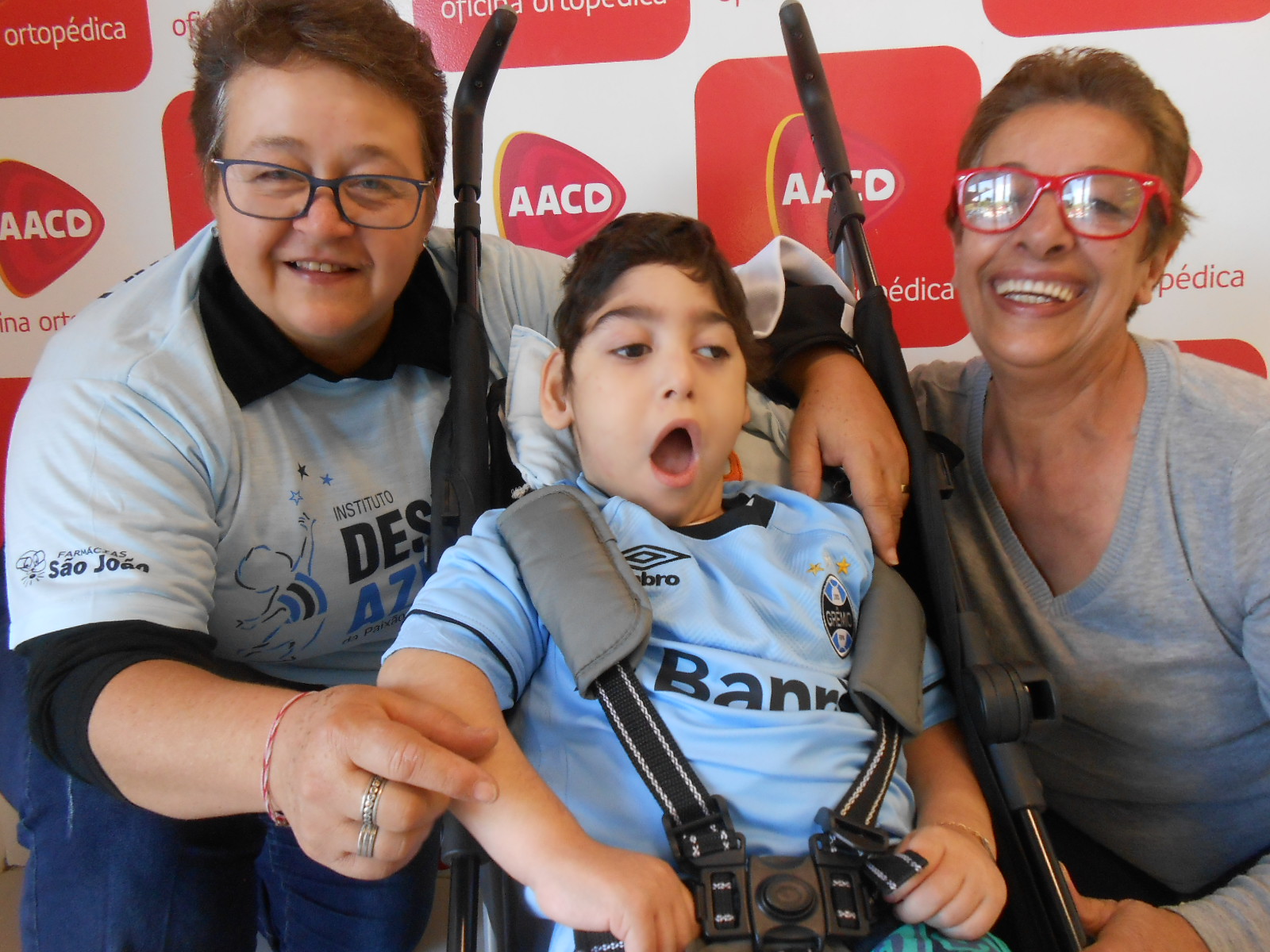 Davi faz tratamento na AACD. Este gremistão agora está preparado para torcer por muitas vitórias e títulos do tricolor. Isso porque Davi ganhou um presentão que sempre queria a camiseta oficial do Grêmio dada a ele com a colaboração da voluntária Dheisi Rostirola.