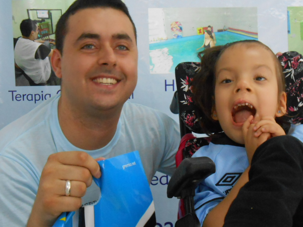 Eduarda faz tratamento na Cerepal. É uma linda , esperta e doce menina gremista. Duda ganhou sua camiseta celeste do Grêmio do voluntário Matheus Nunes.