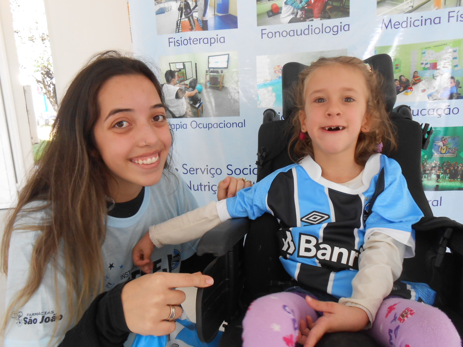 Kamille faz tratamento na Cerepal. A menina tem cinco anos e é uma simpatia de gremista. Abriu um largo sorriso quando a voluntária Luiza Coutinho entregou nas suas mãos a camiseta oficial do Grêmio