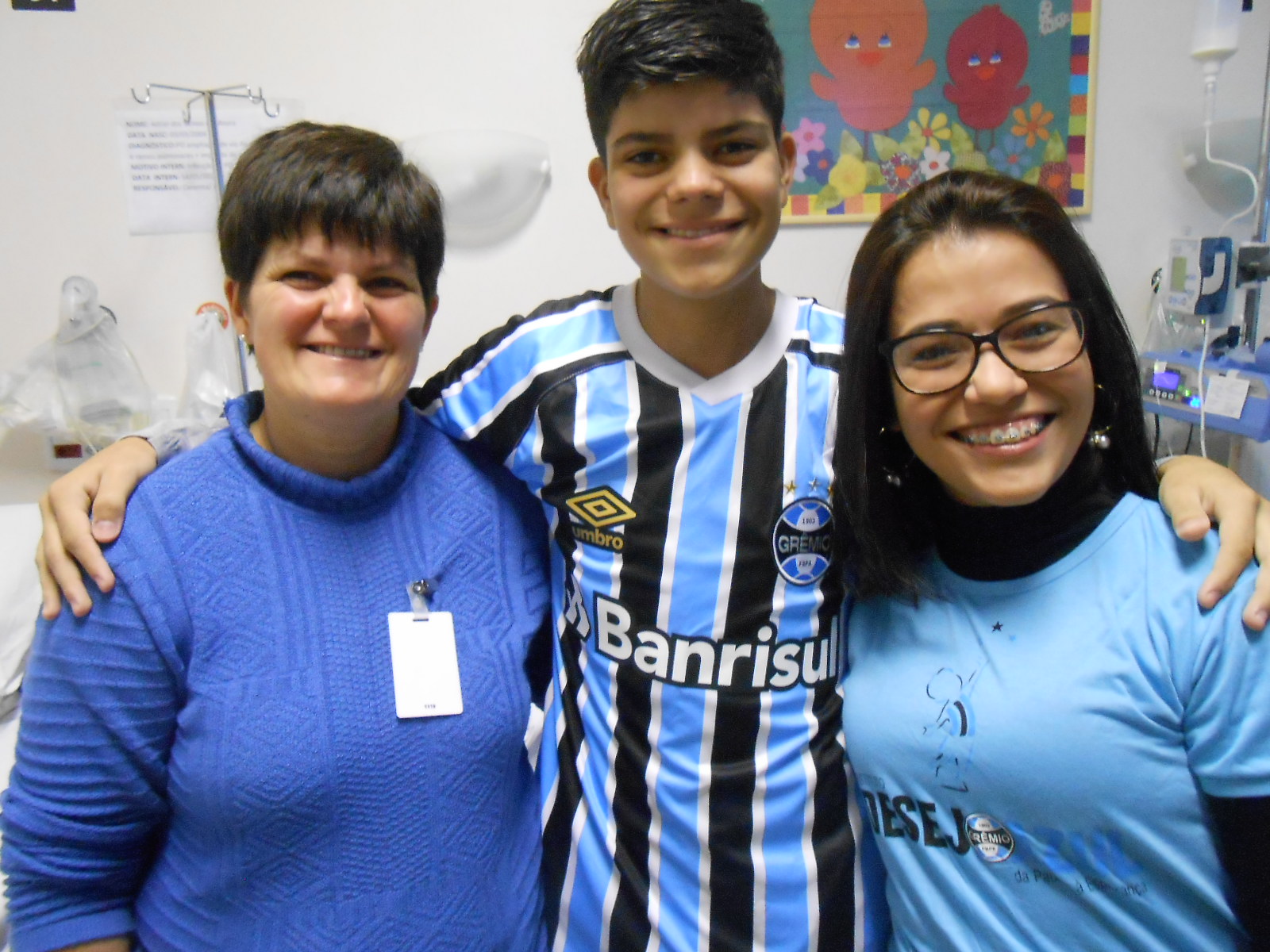 Adriel está fazendo tratamento no Instituto de Cardiologia. Fez uma cirurgia bem sucedida e agora espera pela recuperação. Enquanto isso ele assiste e torce pelo Tricolor com a camiseta oficial do Grêmio que ganhou da voluntária Everlise Sanches.