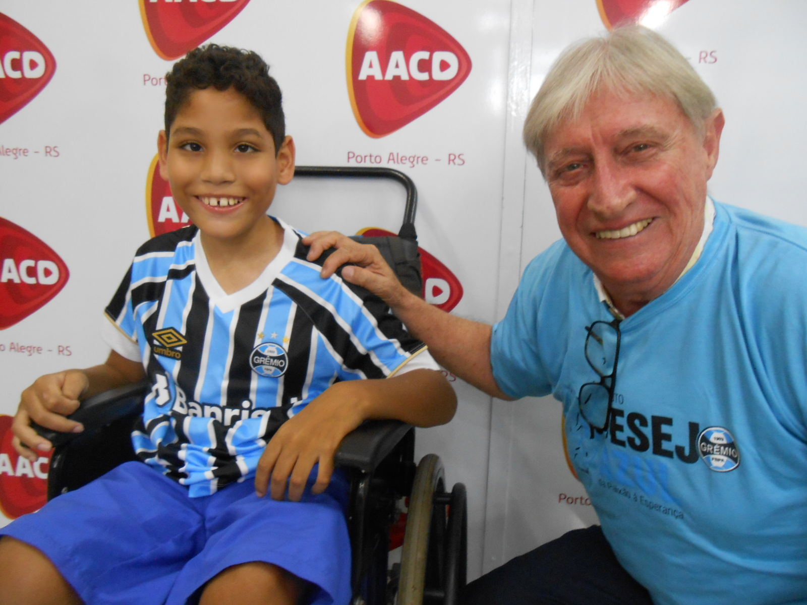 Ele tem nome de craque. Vitor Gabriel faz tratamento na AACD e é um grande gremista. Sempre acompanha os jogos do Tricolor pela tv e pela internet. O menino agora espera de uniforme novo mais uma grande atuação do Grêmio com a camiseta que ganhou do voluntário Paulo Roberto Sampaio.