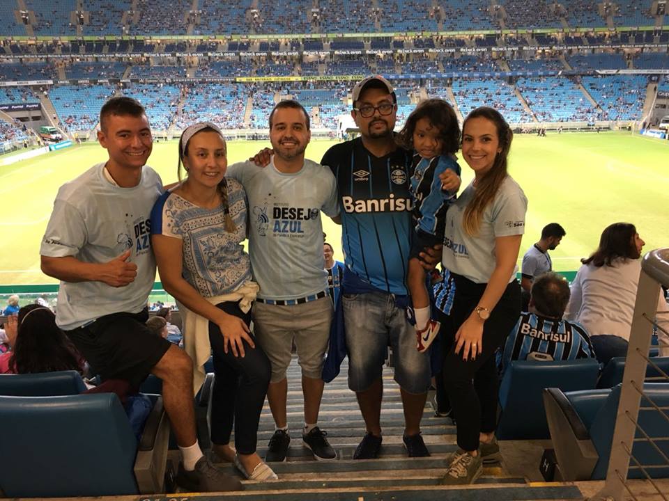 Pedro Henrique faz tratamento na AACD e já havia ganho a camiseta oficial do Grêmio. Faltava ele ir ver um jogo do Grêmio na Arena. E não viu somente um jogo, ele e seus pais viram um show do Grêmio contra o Santos e uma goleada de 5 x 1 . É um gremista de sorte esse Pedro Henrique ! A ação contou com os voluntários Júlio Uzejka Júnior, Gabriela Floor Zelihmann e Mateus Santos Saibro.