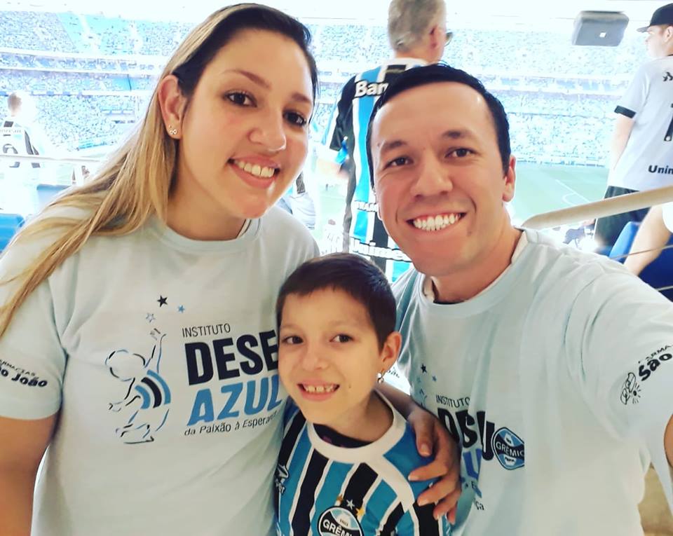 Emily já tinha ido na Arena numa ação do Desejo Azul. Gre-nal ela só pela televisão. Neste sábado Emily foi no grande clássico gaúcho e viu de perto o show da torcida do Grêmio que lotou a Arena. A vitória não veio mas Emily viu mais uma bela atuação do Tricolor. Participaram da ação seus pais Taílson Antunes e Bruna Rigon.