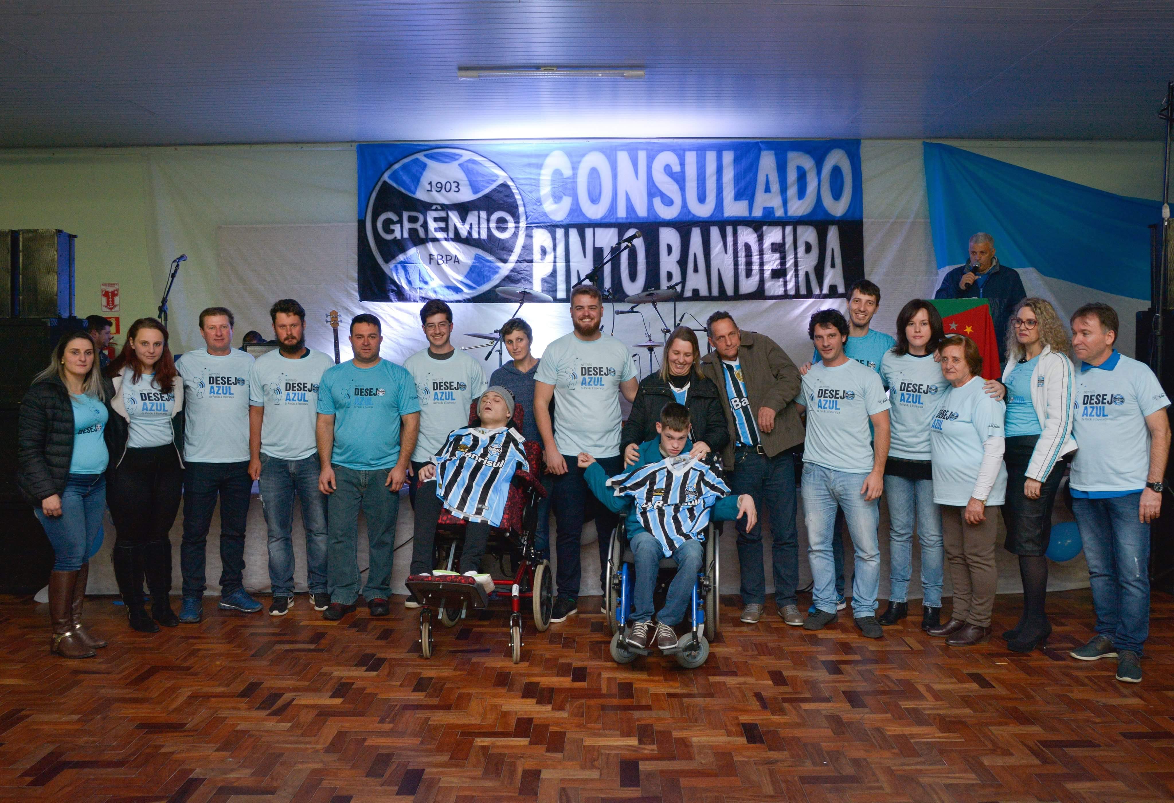 Foi um grande evento, mobilização total de gremistas da região. Dia 19/05 foi realizado o primeiro jantar do Consulado do Grêmio de Pinto Bandeira . Uma festa emocionante e que deixará na lembrança fatos marcantes para todos que estiveram presentes. Dentre eles a entrega de duas camisetas oficiais do Grêmio para os meninos Willian e Fabrício. Participaram desta ação os voluntários (da esquerda para a direita): Aline Ferrari, Vanessa Ferrari, Rogério Ceccon, Eduardo Reichert, Deonei Laikowski, João Pedro Tumelero, Volmar Mazzotti, Renato Berselli, Alisson Jázer, Juliana Piva, Aurora Marini Ceccon, Joçane V. Pozzatti e João Pozzatti.