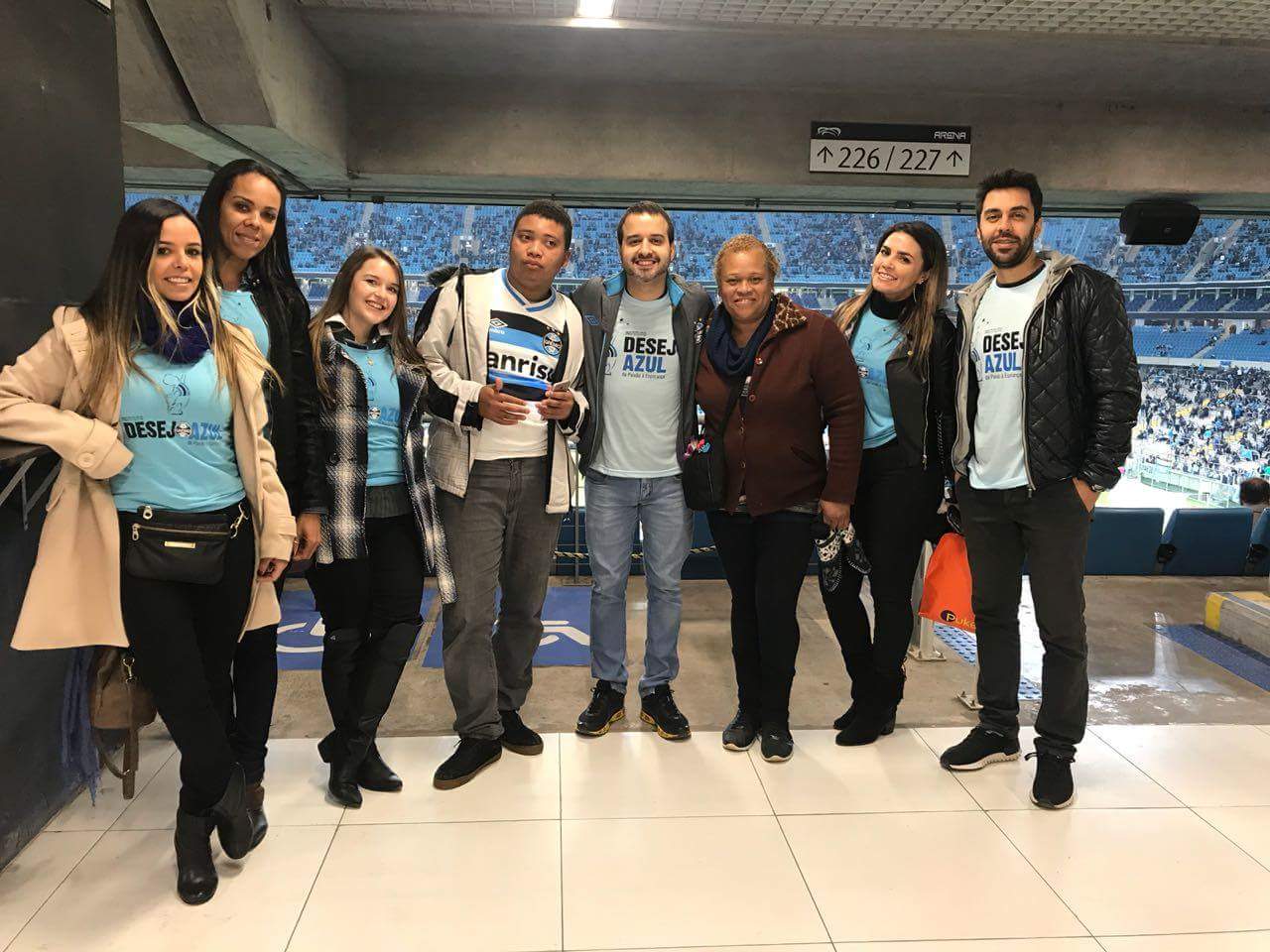 Davi faz tratamento na AACD e já havia recebido a sua camiseta oficial do Grêmio. Faltava ir a um jogo ao vivo na Arena. E com a colaboração dos voluntários Júlio Uzeska, Ana Paula dos Santos Melchiades, Thaísa Britz, Débora Hampe, Fabiana dos Santos Padilha e Marina Medeiros Davi e sua mãe foram ver Grêmio 1 x 0 Defensor e a garantia do primeiro lugar no grupo na Libertadores.