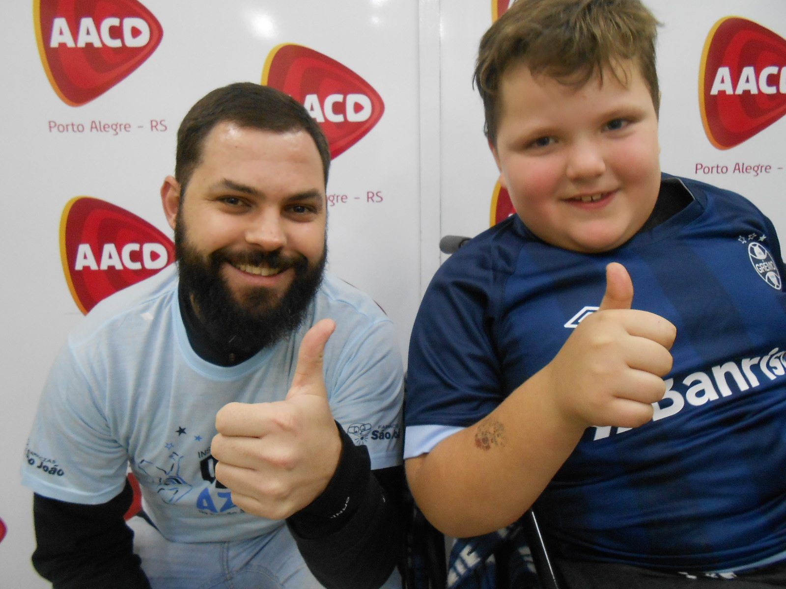 Ygor tem sete anos , mora em Montenegro e vai quatro vezes por semana fazer tratamento na AACD. Já melhorou muito desde que começou a ser cuidado pelos competentes profissionais desta instituição. Ygor recebeu sua camiseta oficial do Grêmio de seu xará gremista o voluntário Igor Póvoa.