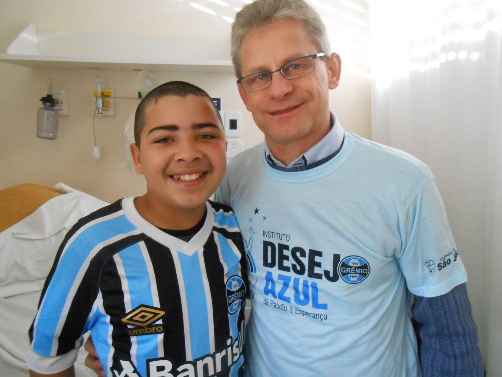 Lucas fez uma cirurgia que vai mudar sua vida. E para muito melhor. Viverá agora uma nova fase onde poderá curtir o seu Tricolor com mais garra e vontade. Lucas ganhou a camiseta oficial do Grêmio do voluntário Gilnei André Lanz.