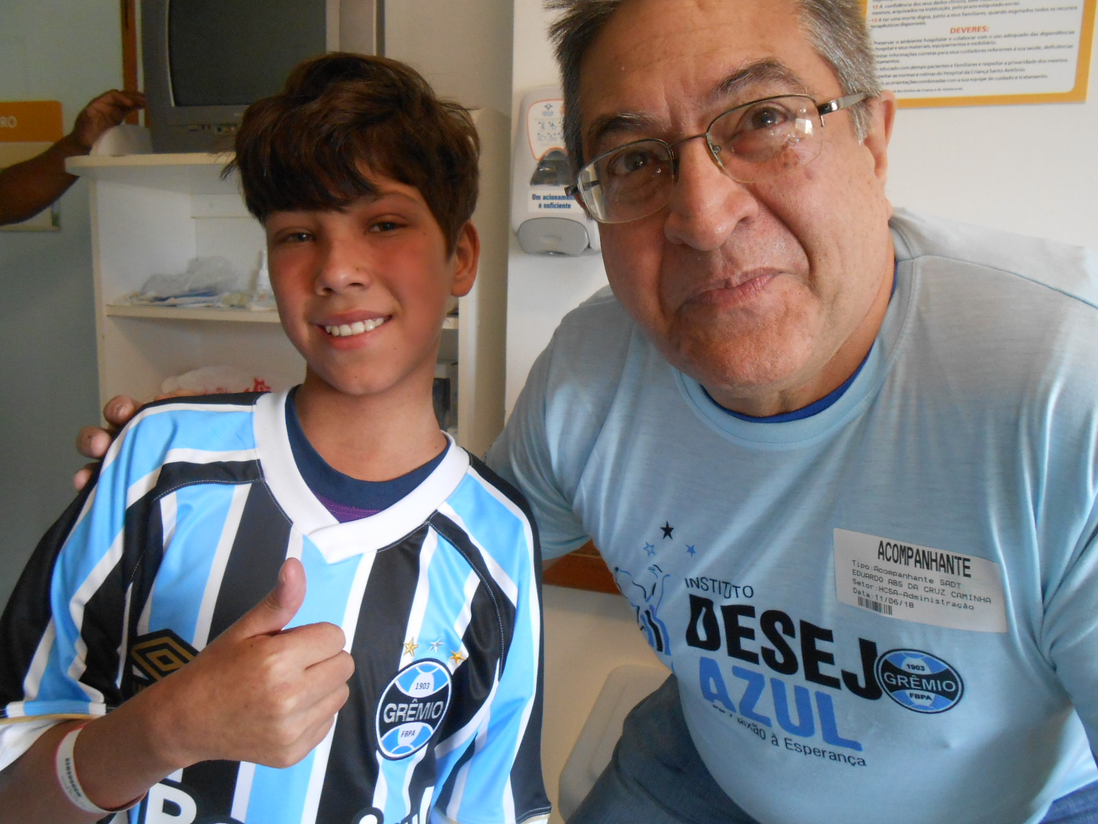 Kauan tem 13 anos e faz tratamento no Hospital da Criança Santo Antônio. E depois de alguns meses internado o grande dia chegou. O gremistão Kauan terá alta para curtir a vida novamente. E nada melhor para celebrar este momento do que as energias positivas que a camiseta do Grêmio emana e proporciona. Participou da ação o voluntário Eduardo Galvão.