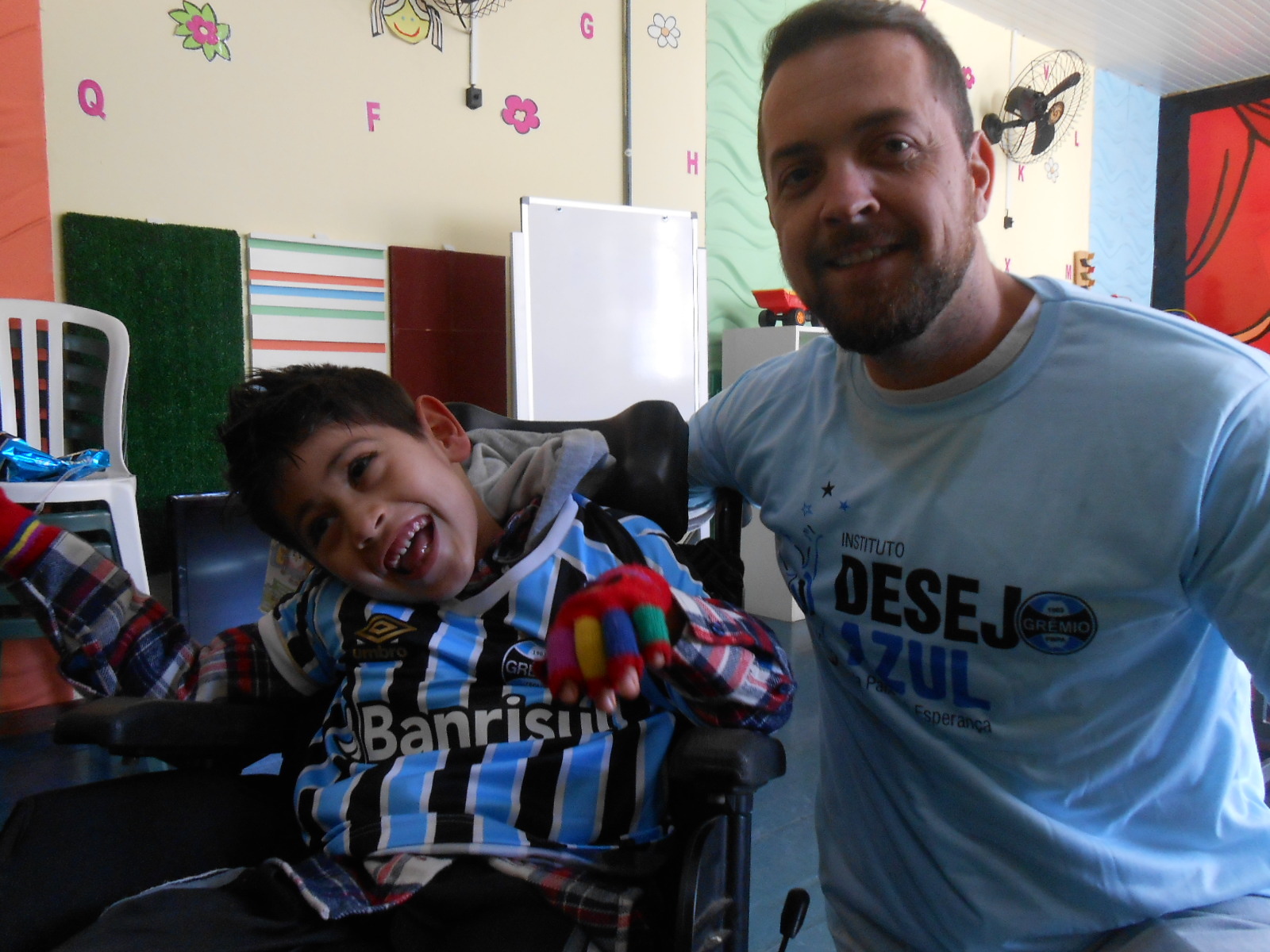 Luciano faz tratamento no Educandário São João Batista. Mesmo com a temperatura baixa que está fazendo saiu de Eldorado do Sul para estudar e receber sua camiseta do Tricolor bem como um DVD dos Greminis do voluntário Felipe Schimidt.