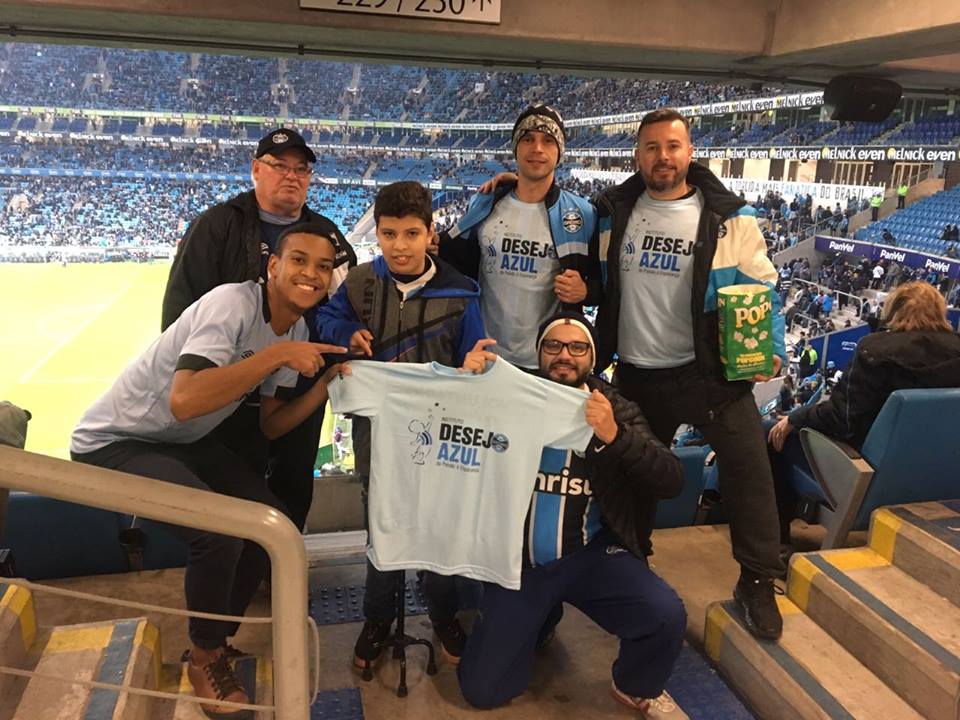 Gustavo da AACD, estava muito feliz na fria noite de ontem na Arena. Afinal o menino e sua família foram pela segunda vez assistirem a uma partida na Arena. E como sempre as emoções se renovam , afinal ir ver um jogo ao vivo na Arena é um privilégio . Quem também estavam felizes eram os voluntários José Valença , Guilherme Schaurich, Tiago Gomes e Rafael de Aquino Duarte pois se o resultado da partida não foi o esperado eles proporcionaram uma alegria incrível a um menino gremista.