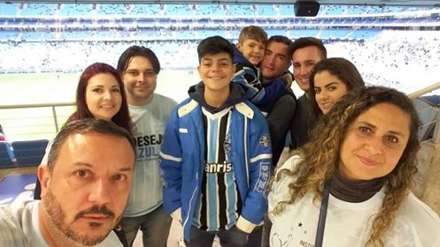 Era uma tarde para festejar muito mesmo. Depois de uma cirurgia cardíaca Adriel queria ver o Grêmio jogar na Arena. E hoje a tarde foi o grande dia. Adriel e sua família assistiram o Tricolor ganhar de 1 x 0 do América/MG. Participaram desta ação os voluntários Débora Bressan, Ana Paula Vilches, Rogério Morim Rodrigues e Fernando Peña D'Andrea.