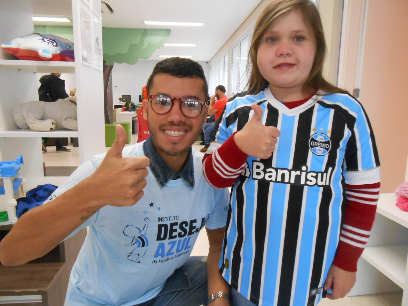 Andressa mora em São Lourenço do Sul e veio fazer mais uma consulta de rotina no Hospital de Clínicas. Aproveitou a oportunidade para ganhar o seu grande desejo, uma camiseta oficial do Grêmio proporcionada pelo voluntário Fenix da Silveira Campos. Hoje á noite Andressa já poderá torcer pelo seu tricolor vestindo o Manto Tricolor.