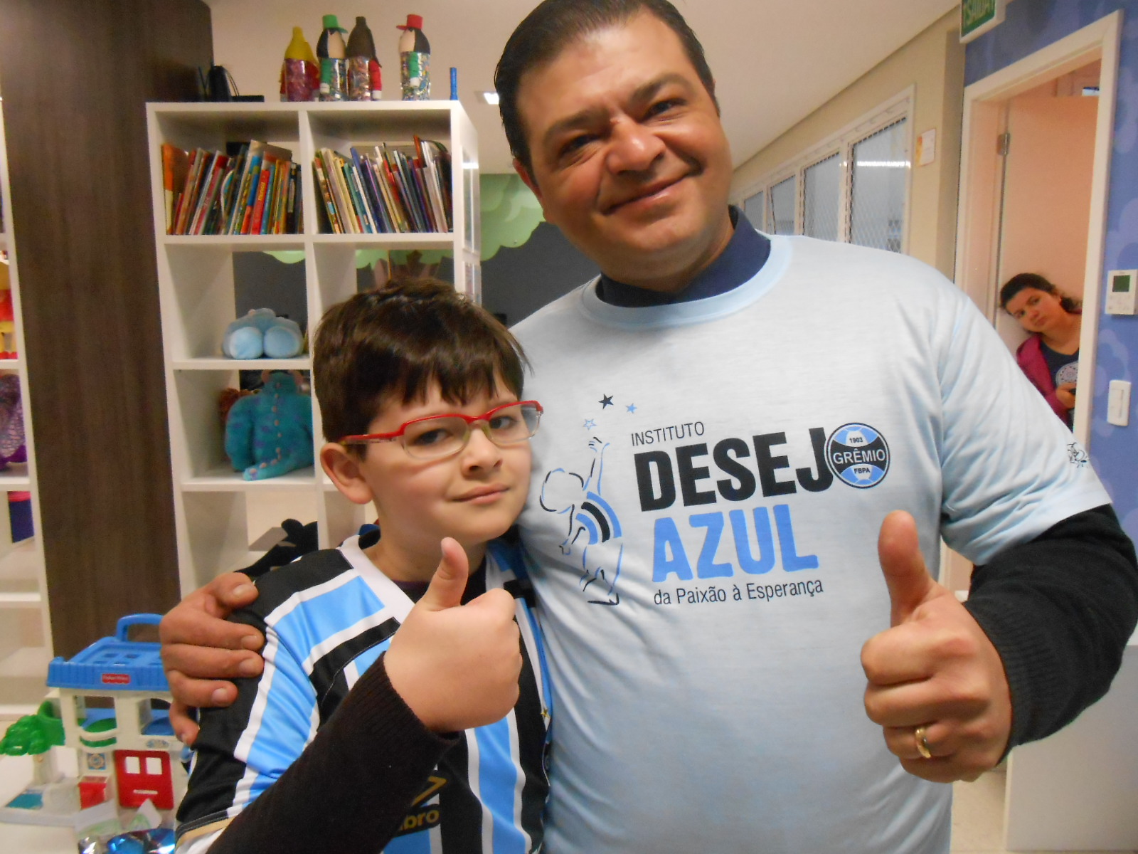 Nikolas está fazendo consultas de acompanhamento no Instituto do Câncer Infantil. Ele já venceu o maior dos obstáculos e está curado. Depois de assistir a um jogo na Arena faltava ao Nikolas ganhar sua camiseta oficial do Grêmio o que foi possível graças ao voluntário Paulo Cordeiro.