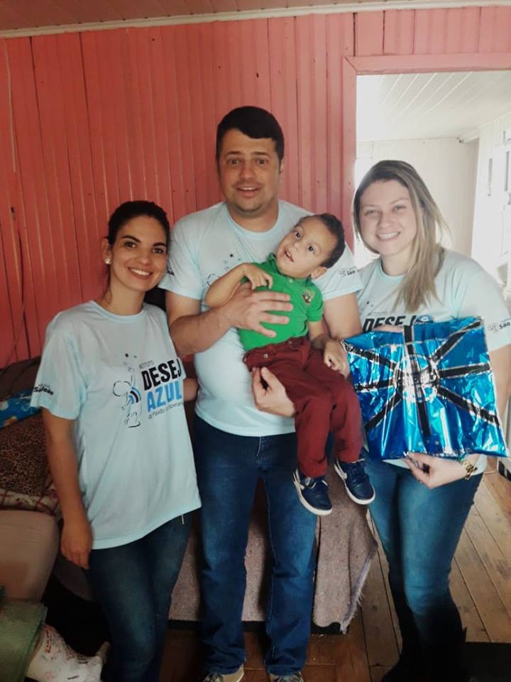 Arthur mora na cidade de Carazinho. Tem 6 anos e é de uma família de gremistas. O grande desejo deles e de seus pais é que Arthur ganhasse a camiseta oficial do seu time do coração, o Tricolor Rei de Copas. E com a colaboração das voluntárias Camila Bueno e Luana Pastori o menino recebeu em casa a camiseta oficial do Grêmio.