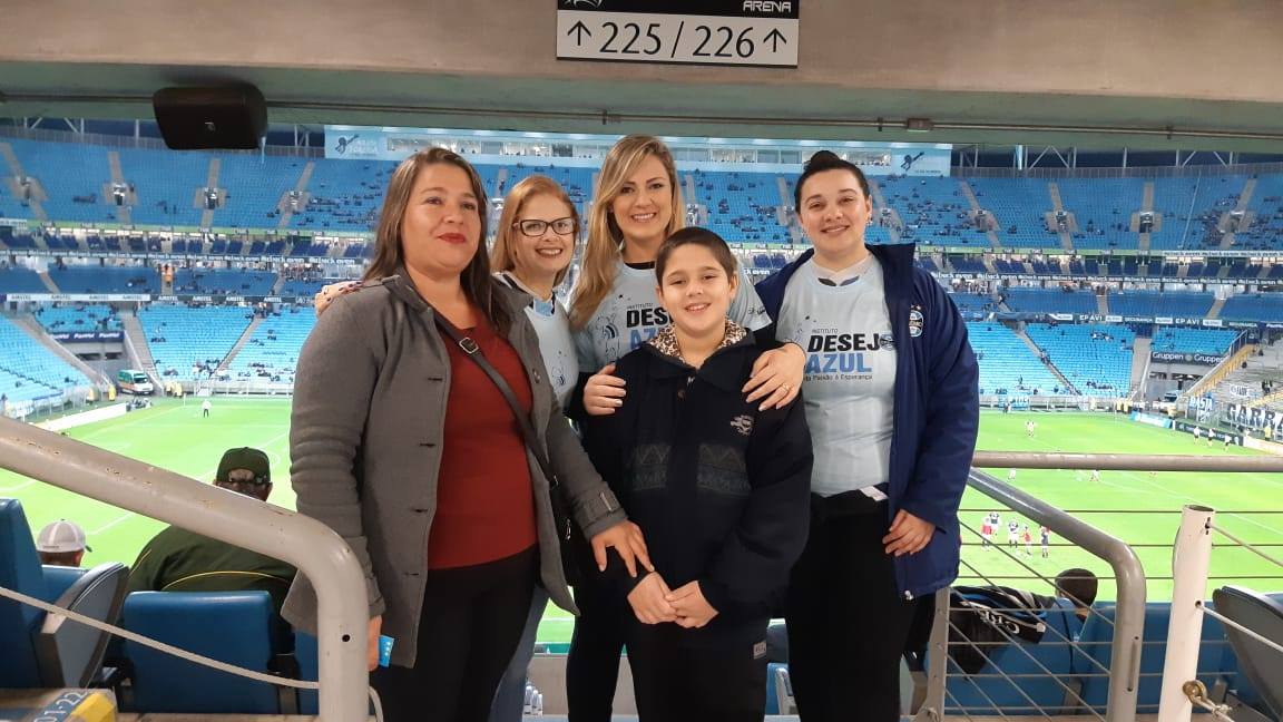 Matheus faz tratamento no Hospital São Lucas da PUC. Um dos seus grandes sonhos era ver o Grêmio jogar na Arena. Assistir seus ídolos de perto. E o guri é pé-quente já que assistiu a uma grande virada do Grêmio contra o Sao Paulo por 2 x 1. As voluntárias envolvidas na ação foram Fernanda Fraga, Thaty Ferreira e Lidiane Camargo.