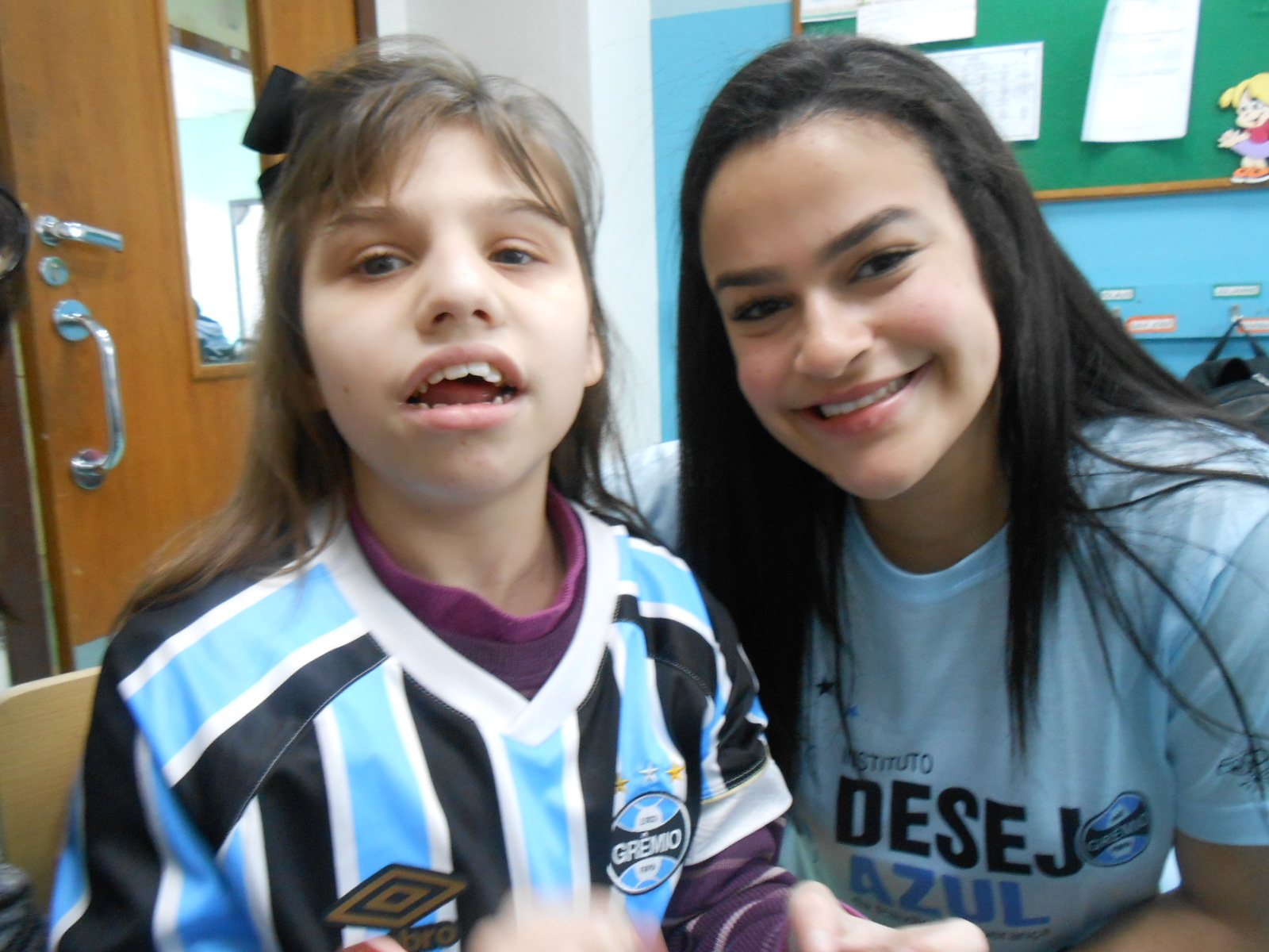 Amanda tem 14 anos e faz tratamento na Kinder. A menina está nesta instituição há cinco anos onde já apresentou vários progressos. Um dos desejos dela era ganhar uma camiseta oficial do Grêmio o que foi possível com a colaboração da voluntária Laila Tubasi.