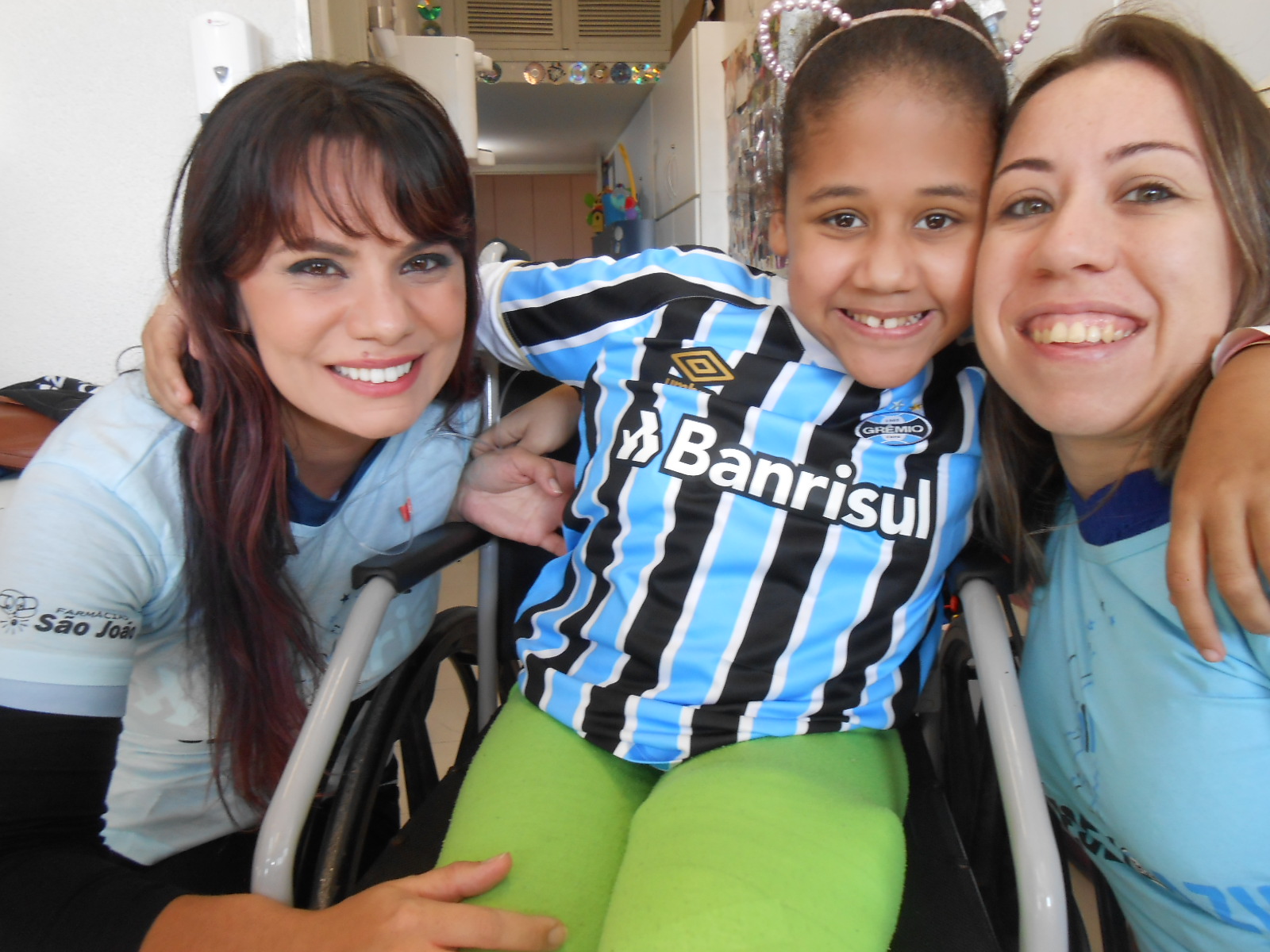 Maria Clara faz tratamento no Hospital São Lucas da PUC. Fez várias cirurgias, fará algumas outras e segue perseverando com muita força e determinação. Isso porque essa guerreira é muito amada e é gremista. E gremista tem muita garra, assim como a Maria Clara . A menina ganhou a camiseta oficial do Grêmio das voluntárias Thaís Rodriguez e Jerusa Santos.