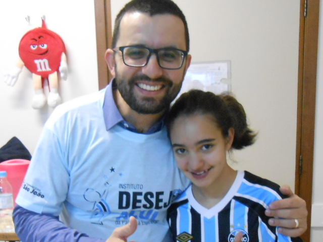 Sara faz tratamento no Instituto de Cardiologia. Vai passar por um pequeno procedimento cirúrgico que fará com que ela tenha uma vida normal. Depois de recuperada irá a um jogo do Grêmio na Arena, promessa que será cumprida. Sara ganhou sua camiseta oficial do Grêmio do voluntário Charles Maia e Marcelo Campos Soares.