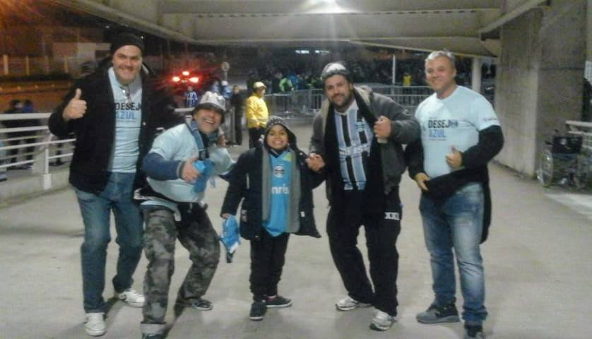 Bernardo esteve sete anos internado no Hospital da Ulbra. Sete longos anos de tratamento. Até que o menino sofreu um transplante repleto de sucesso e o resultado está nas fotos. Bernardo finalmente foi conhecer a Arena e ver o Grêmio, time no qual Bernardo é apaixonado, contra o Flamengo pela Copa do Brasil. Uma ação que emocionou a todos , principalmente os voluntários Paulo Artur de Oliveira Antunes, Rodrigo Cameieri do Nascimento e Enio dos Santos Junior.