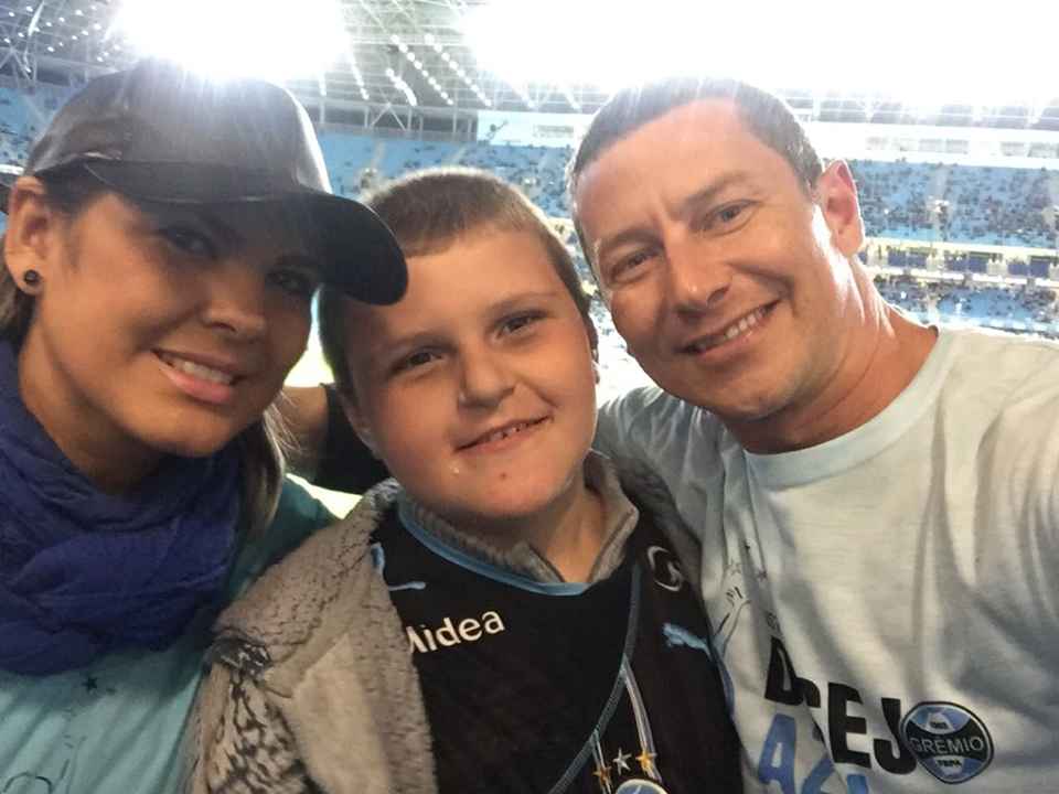 Gustavo faz acompanhamento na Escola Renascença. Nunca havia ido na Arena. Um desejo que acalentava há muitos anos. Imagina só, ver o seu tricolor jogar de perto e ainda dentro da sua casa , este fabuloso templo do futebol ! E com a colaboração dos voluntários Luciano Weide , Maria Lúcia Vogado e Maria Eduarda Liotti , Gustavo foi acompanhado de seus pais assistir Grêmio 1 x 1 Cruzeiro.