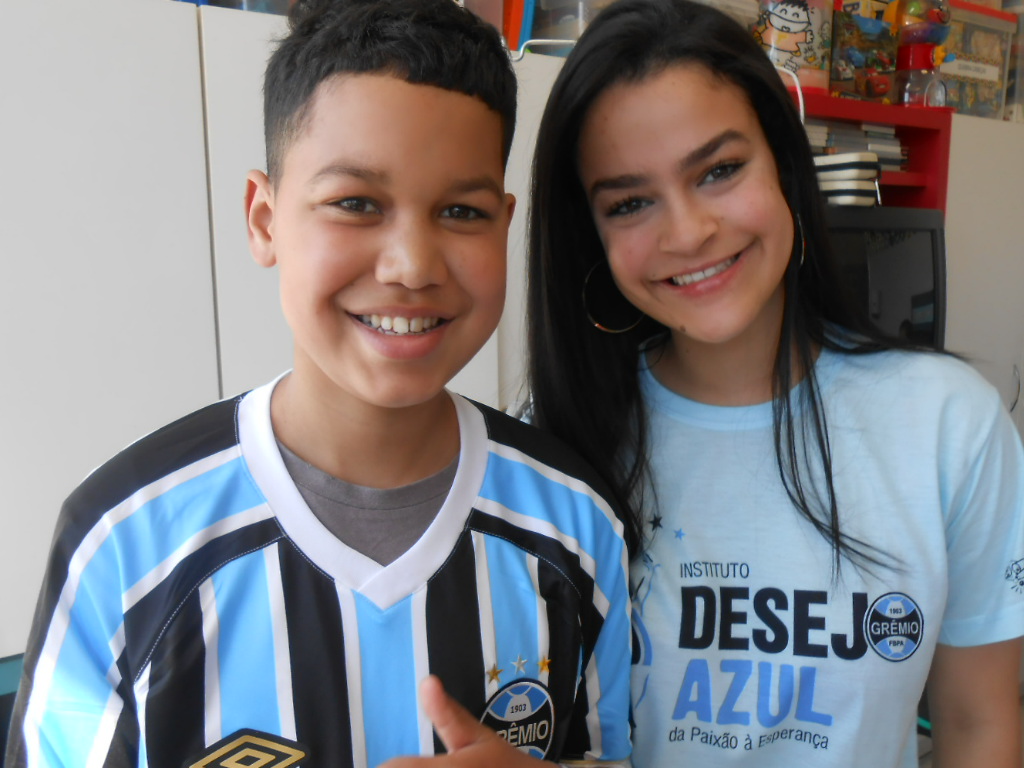 Vinícius está fazendo tratamento no Hospital São Lucas da PUC. Seu desejo era ganhar uma camiseta oficial do Grêmio. E com a colaboração da voluntária Laila Tubase realizamos o desejo do Vinícius que terás um começo de semana bem azul.