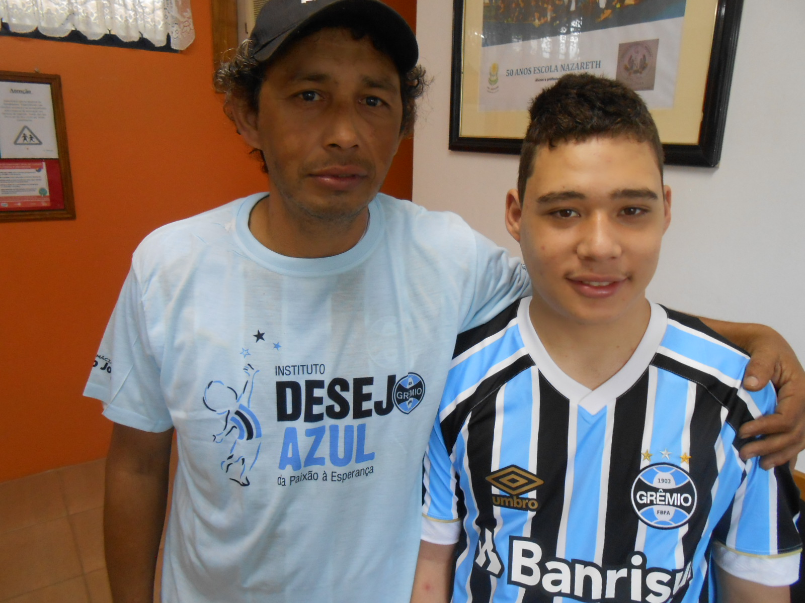 Lucas faz acompanhamento na Apae Nazareth em Porto Alegre. É um gremistão de quatro costados. Sangue azul mesmo ! Acompanha tudo que é do Tricolor. Lucas queria uma camiseta oficial e ganhou o presentão de outro gremista de fé o voluntário André Cantini Lima.