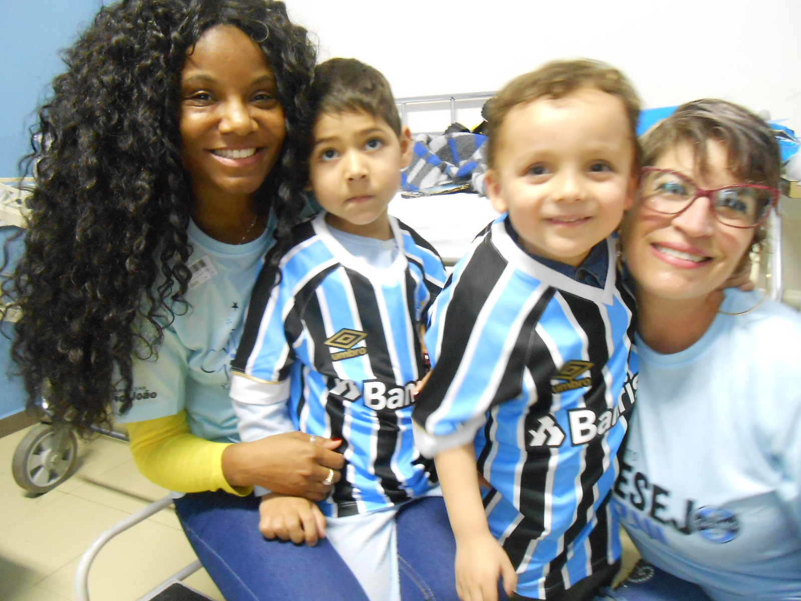 No dia em que se comemora mais um aniversário do imortal tricolor realizamos uma ação que envolveu o mais puro sentimento de amor e paixâo. No Instituto de Cardiologia entregamos duas camisetas oficiais do Grêmio para os meninos Isaac e Gabriel para a alegria e felicidade de suas familias. A ação contou com a presença das voluntárias Elisa Calderon e Adriana Llntada.