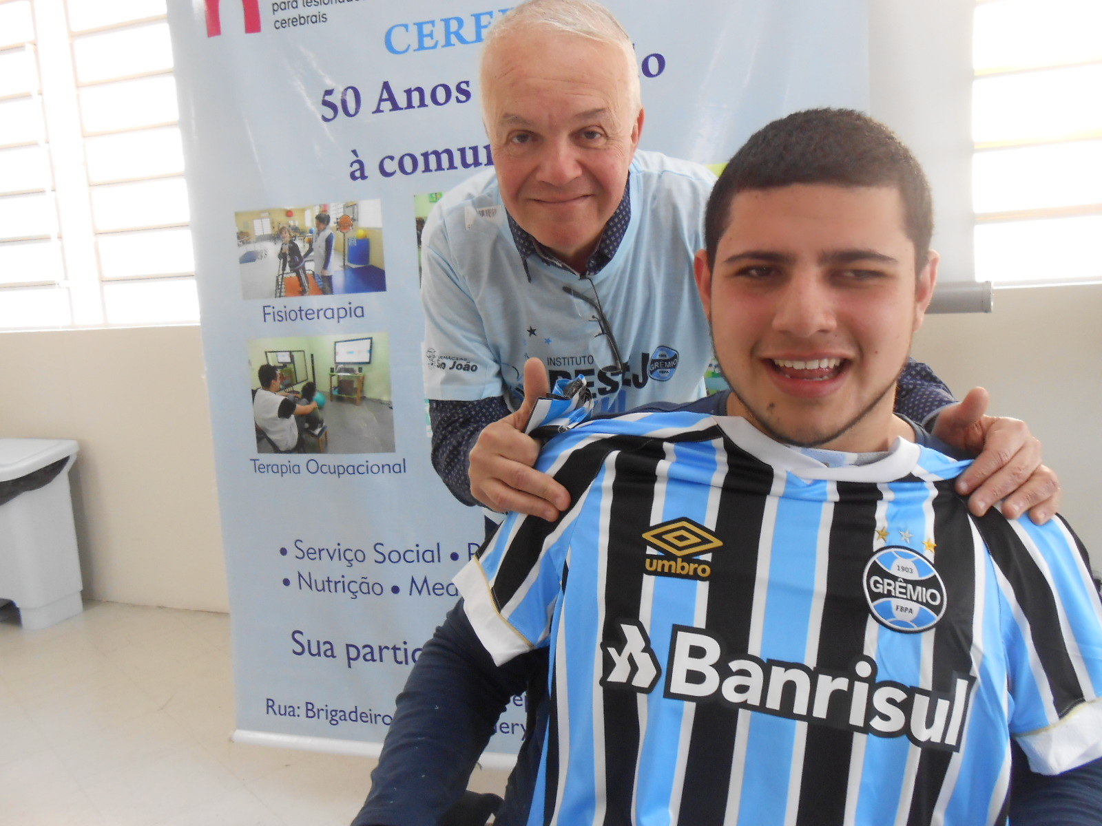 Leonardo faz tratamento na Cerepal. É um gremistão de fé! Sabe escalações antigas, detalhes de jogos, enfim, um autêntico guerreiro tricolor. Estava exultante e vibrava muito ainda com a classificação heroica na Libertadores. Leonardo ganhou sua camiseta oficial do Grêmio do voluntário Flávio Dal Pisol.