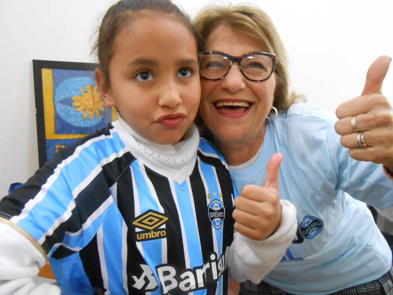 Nathaly faz acompanhamento na Escola Renascença em Porto Alegre. É uma torcedora apaixonada, e como boa torcedora tricolor que é, está ao lado do Grêmio em todos os momentos . Nathaly ganhou sua camiseta oficial tricolor da voluntária Regina Silva.