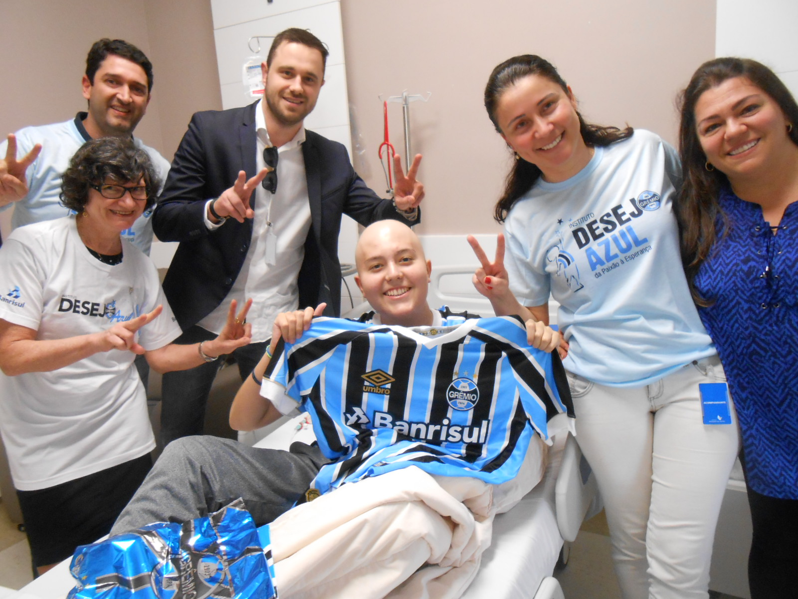 Gabriel e Eduardo estão fazendo tratamento no Hospital Moinhos de Vento. Ambos como bons guerreiros tricolores estão lutando bravamente e com certeza irão vencer. Para levar as camisetas oficiais do Grêmio para os meninos acionamos um timaço de voluntários com Rafael Weber, Márcia Malacedo, Rafael Scapini e Liane Barbieiri. Estamos todos na torcida Gabriel e Eduardo !