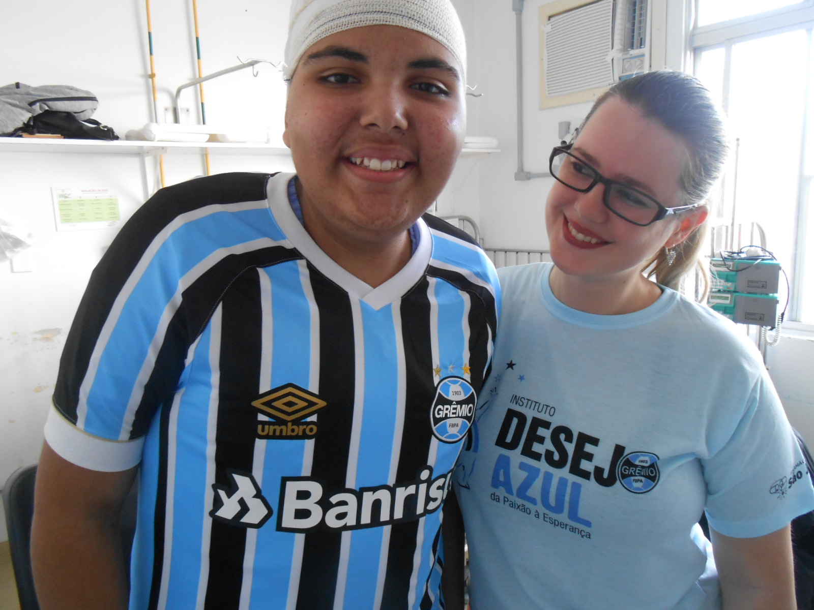 Antony estava internado no Hospital Conceição. Agora foi para sua cidade natal, Santa Maria onde deve seguir seu tratamento no hospital local. Antes, realizamos um dos seus grandes desejos, ganhar uma camiseta oficial do Grêmio. E com a colaboração da voluntária Fernanda Lipert levamos até o Antony o manto tricolor para dar a ele mais força e garra.