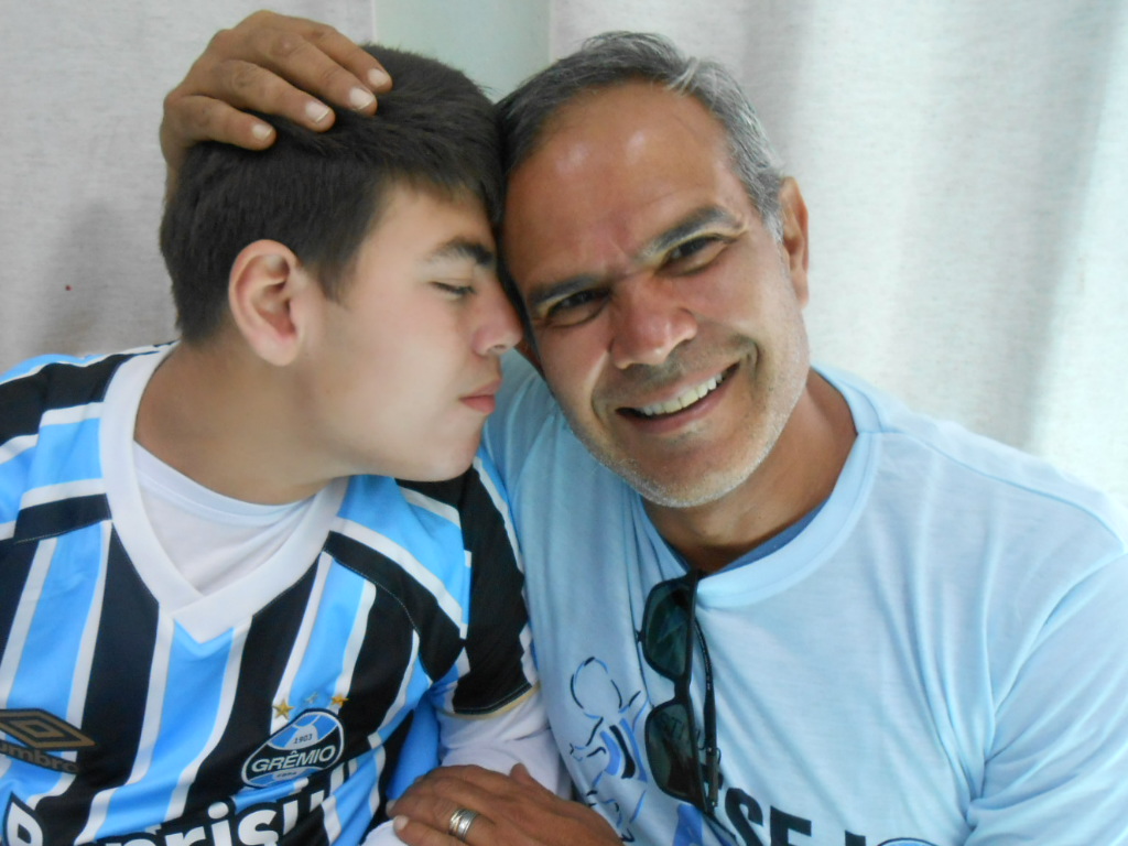 Manoel faz tratamento na Kinder. É um menino muito afetivo, querido e apaixonado pelo Tricolor, assim como seu tão presente pai que estava na ação. E coube ao voluntário Claudio Mello fazer a entrega da camiseta oficial do Grêmio para o Manoel, numa ação que emocionou a todos.