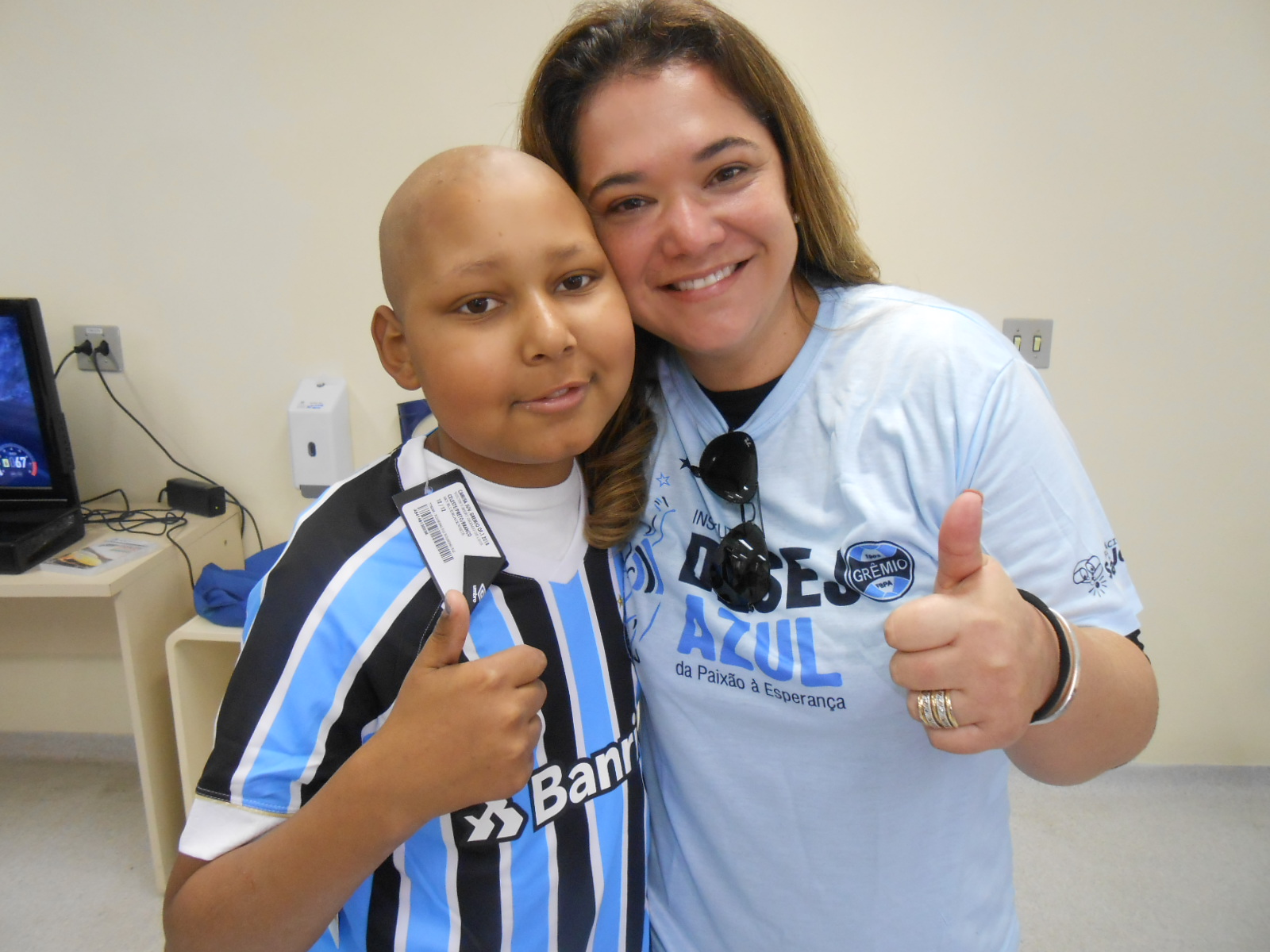Nikolas faz tratamento no Hospital de Clínicas. Agora serão consultas mensais para finalmente ver que a sua batalha foi vencida. E esse guerreiro bravo e forte Tricolor agora espera a nova fase da Libertadores com a camiseta oficial do Grêmio que ganhou da voluntária Luciana Silva.