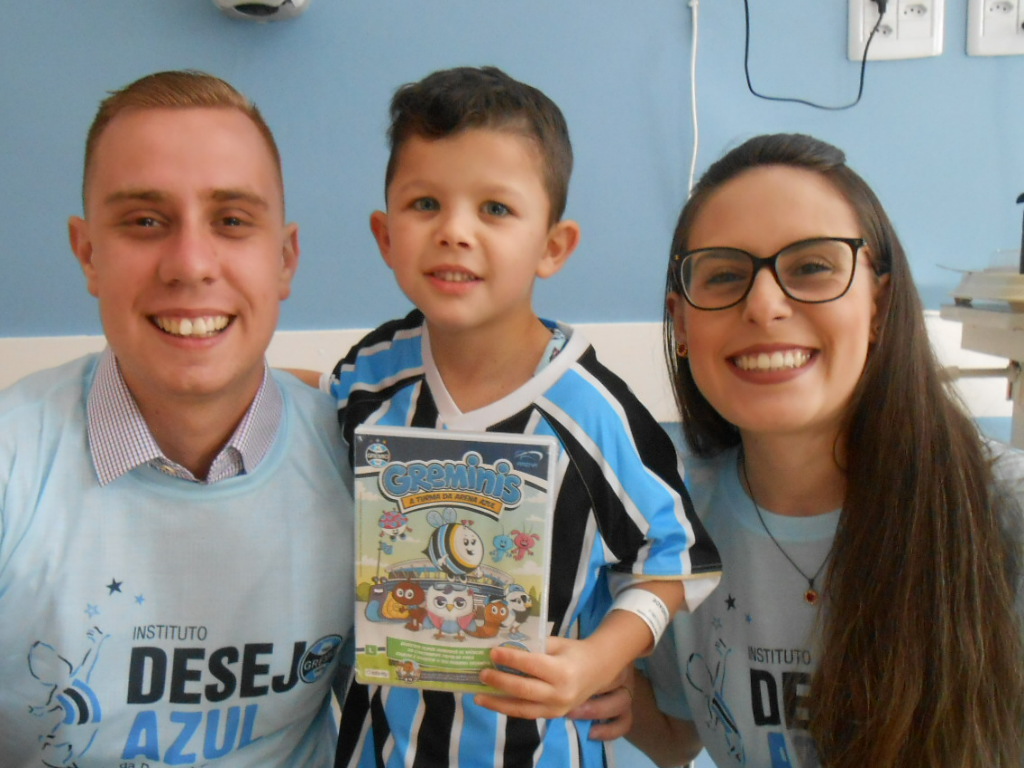 Kevin está fazendo tratamento no Instituto de Cardiologia. Se recupera com sucesso da cirurgia que sofreu. Agora é ganhar alta e levar uma vida normal na sua cidade no interior do Estado. Kevin era só alegria e felicidade ao ganhar a camiseta oficial do Grêmio dos voluntários Jenifer da Rosa e Felipe da Rosa.