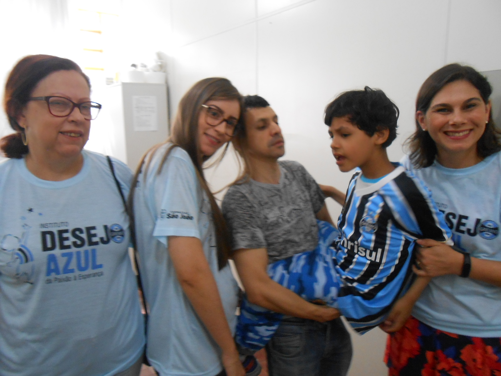 Davi faz acompanhamento na Escola Renascença . O menino tem sete anos e vive seu mundo particular onde o Grêmio ocupa um grande espaço. Davi que estava acompanhado do seu pai está pronto para vibrar nos jogos contra o River com a camiseta oficial do Grêmio que ganhou das voluntárias Jainy Schreiner e Mara Rosani Schreiner 