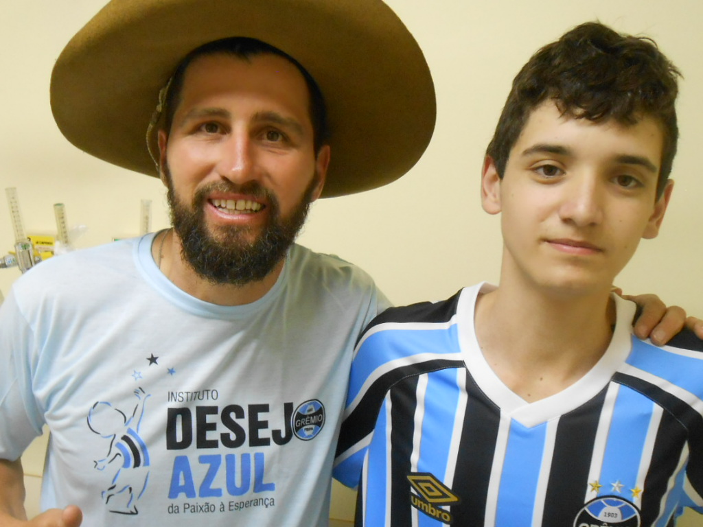 Maikon está fazendo tratamento no Hospital de Clínicas. Na luta da vida este guerreiro tricolor é incansável. Como tem espírito de gremista Maikom não se "mixa" por pouco e vai em frente. Entre idas e vindas ele é um campeão. Maikon ganhou a camiseta oficial do Grêmio do voluntário Juliano Franczak.