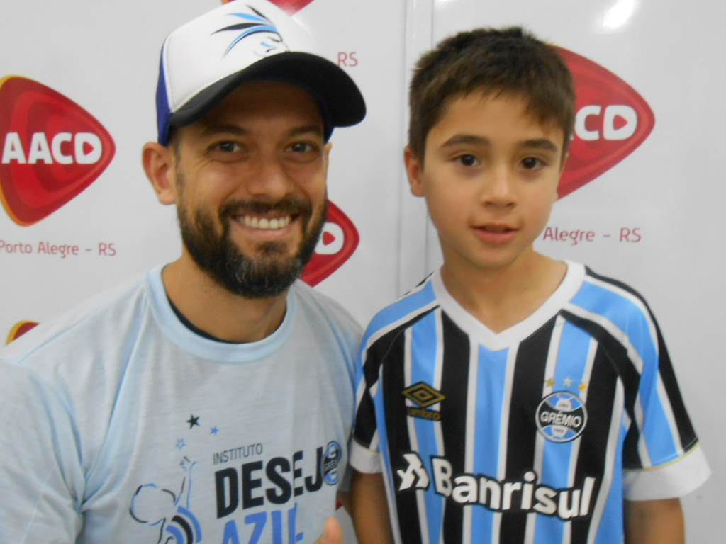 Riquelme tem 11 anos e faz tratamento na AACD. É um menino que desde pequeno faz tratamento nesta instituição vive praticamente uma vida normal. Graças a dedicação dos profissionais e a força de vontade e garra deste menino que tem nome de craque mas é um gremistão. A ação contou com a colaboração do voluntário Talles Martins.