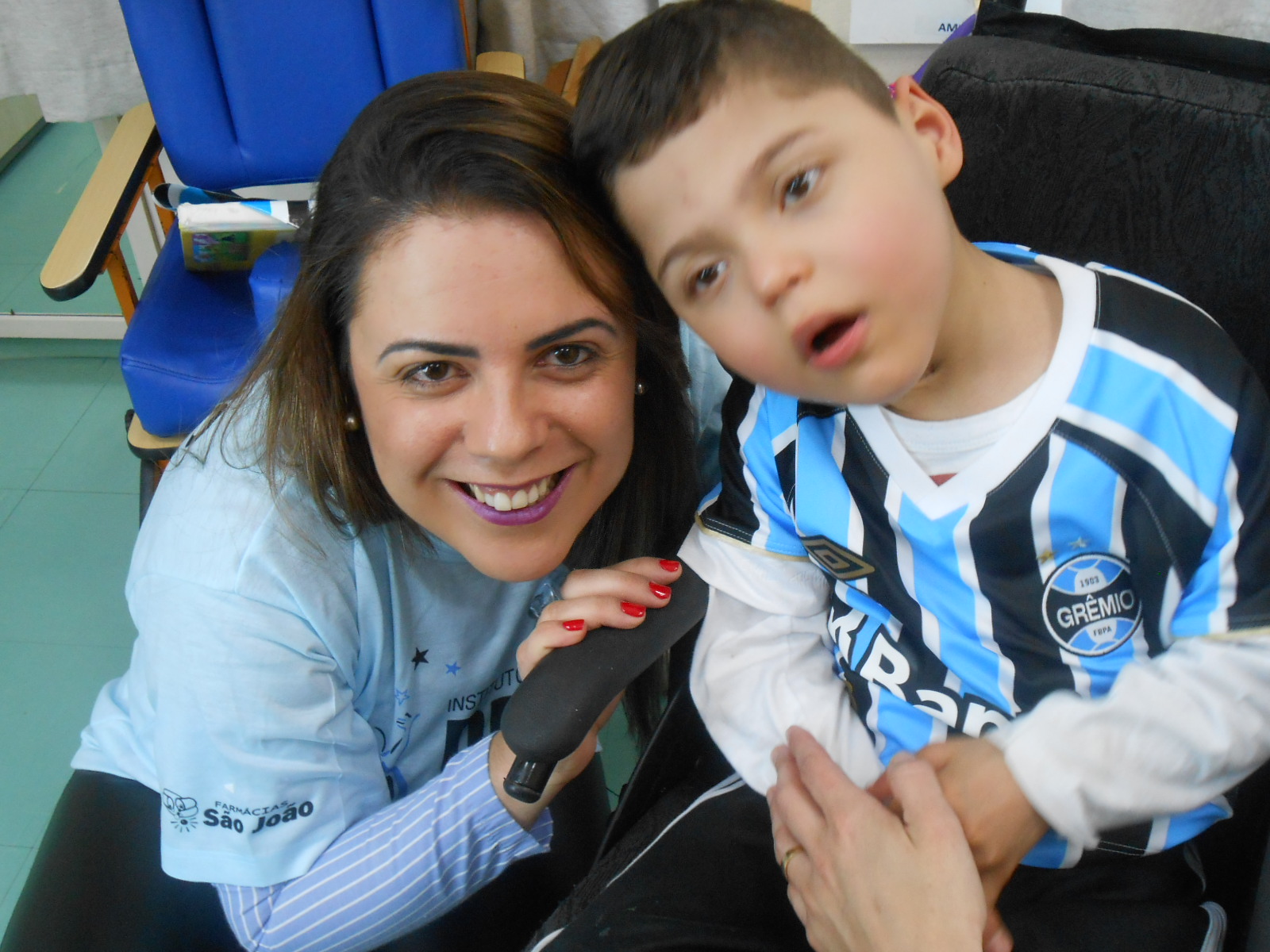 Miguel faz tratamento na Kinder. Desde que iniciou nesta instituição já teve melhoras significativas. Miguel é adorado e bem quisto por todos pois é um menino doce e querido. Além de tudo é um grande tricolor. Miguel ganhou a camiseta oficial do Grêmio da voluntária Graziela Lenz Viegas.