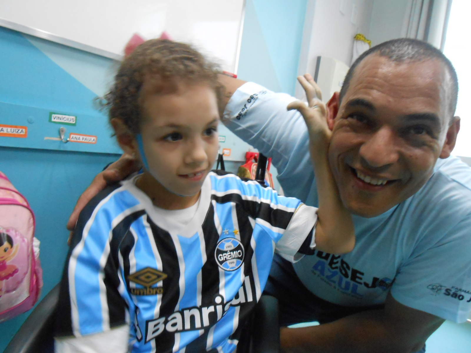 Antonella faz tratamento na Kinder. A sala de aula na qual estuda se encheu de professores e funcionários para ver o momento que essa linda e alegre gremista recebeu sua camiseta oficial do Grêmio do voluntário André Quadros. Hoje Antonella vibrou bastante com a vitória e o gol do " Cebolinha".